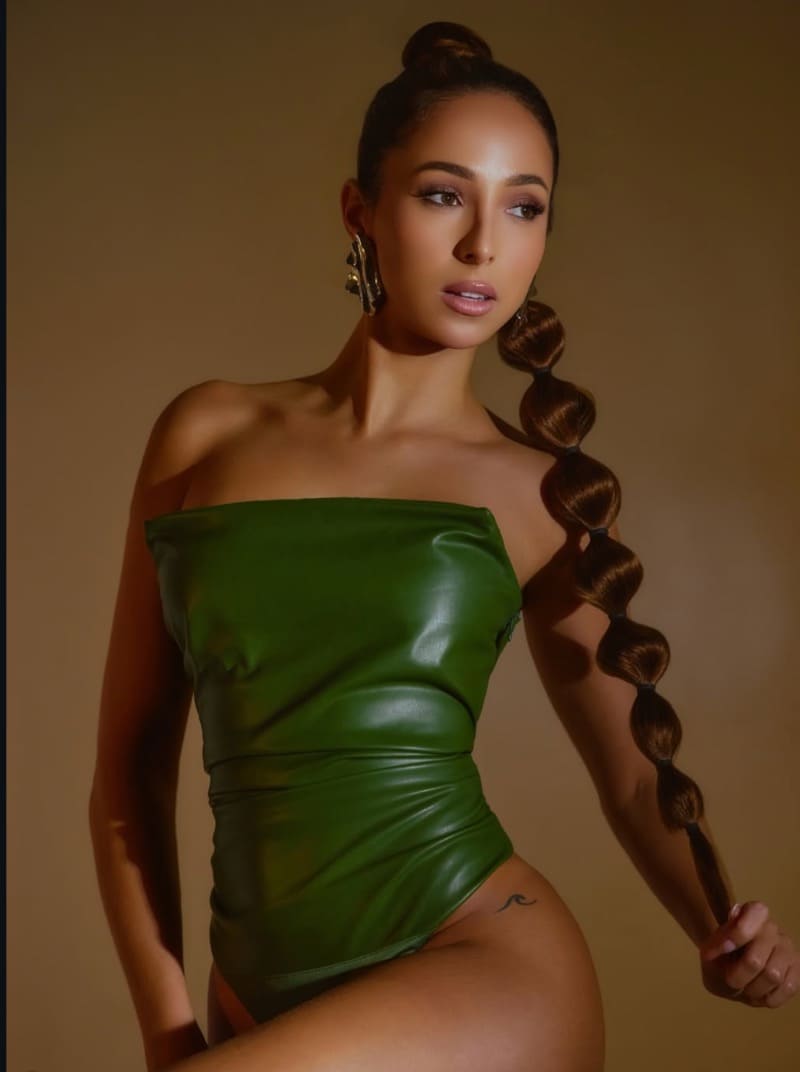Beatriz in green tight outfit