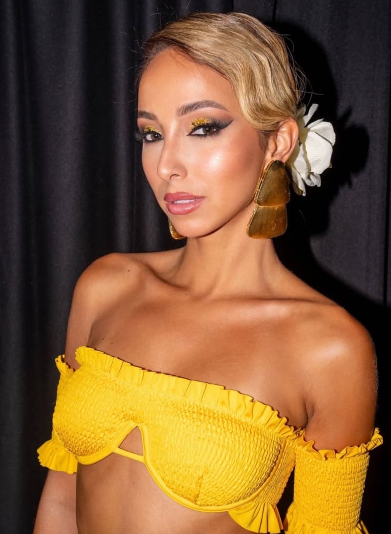 Babe in yellow outfit