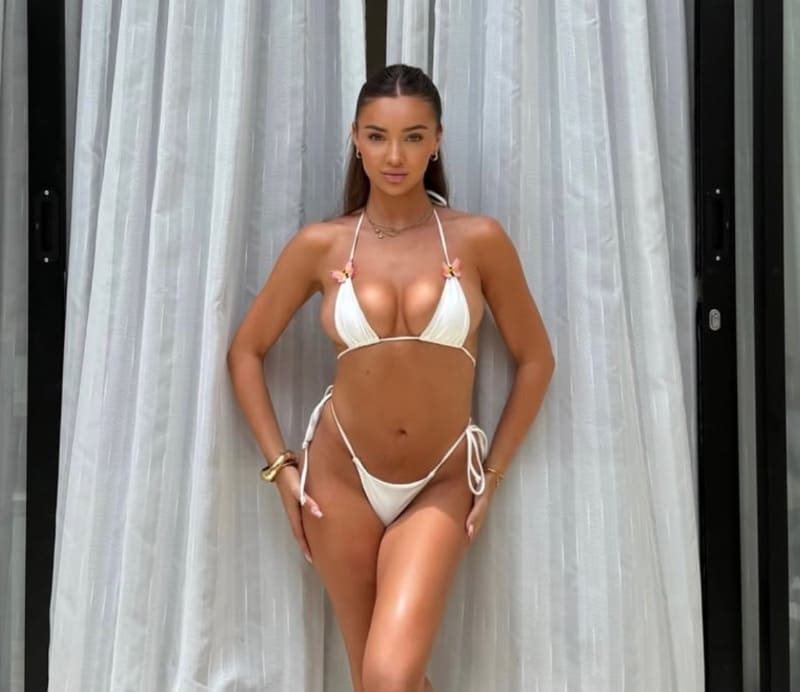 Babe with nice tits in bikini