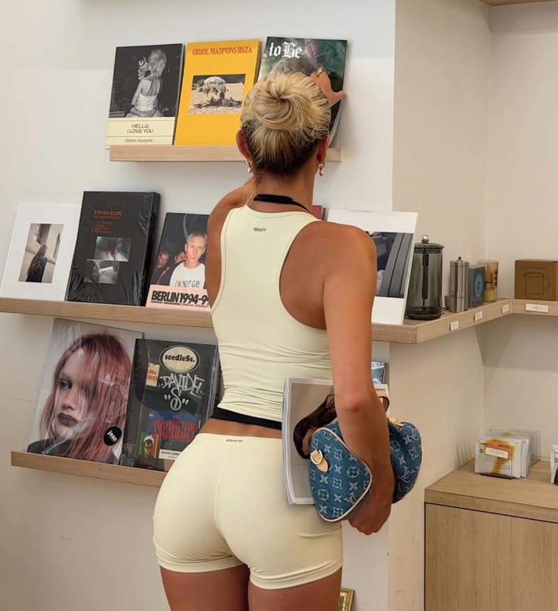 Babe in sport outfit