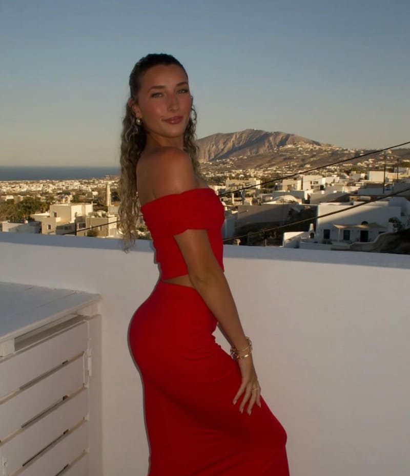 Babe with nice ass in tight dress