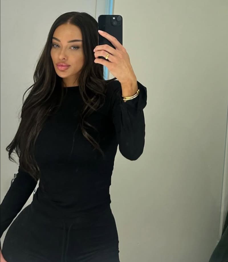 Maja in sexy black outfit