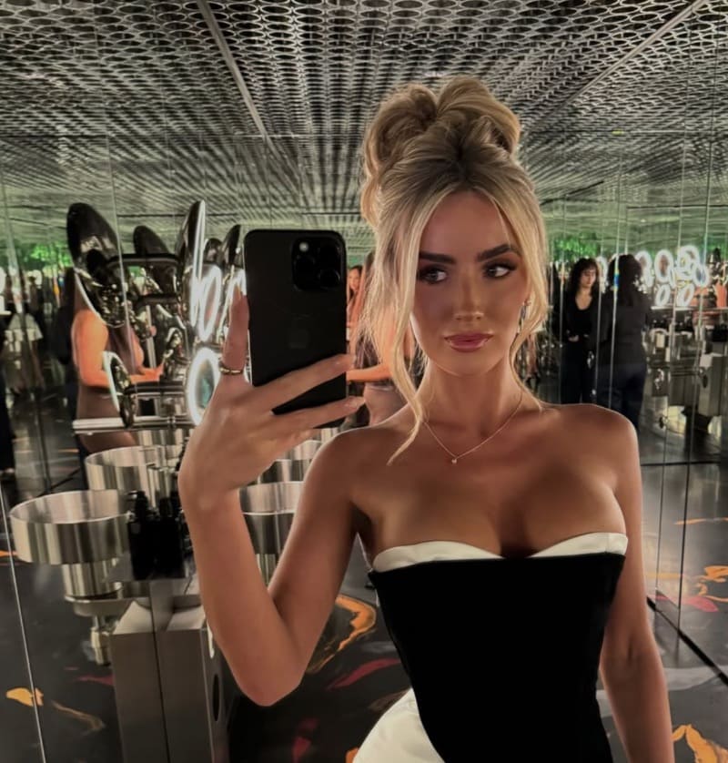 Babe in tight black dress