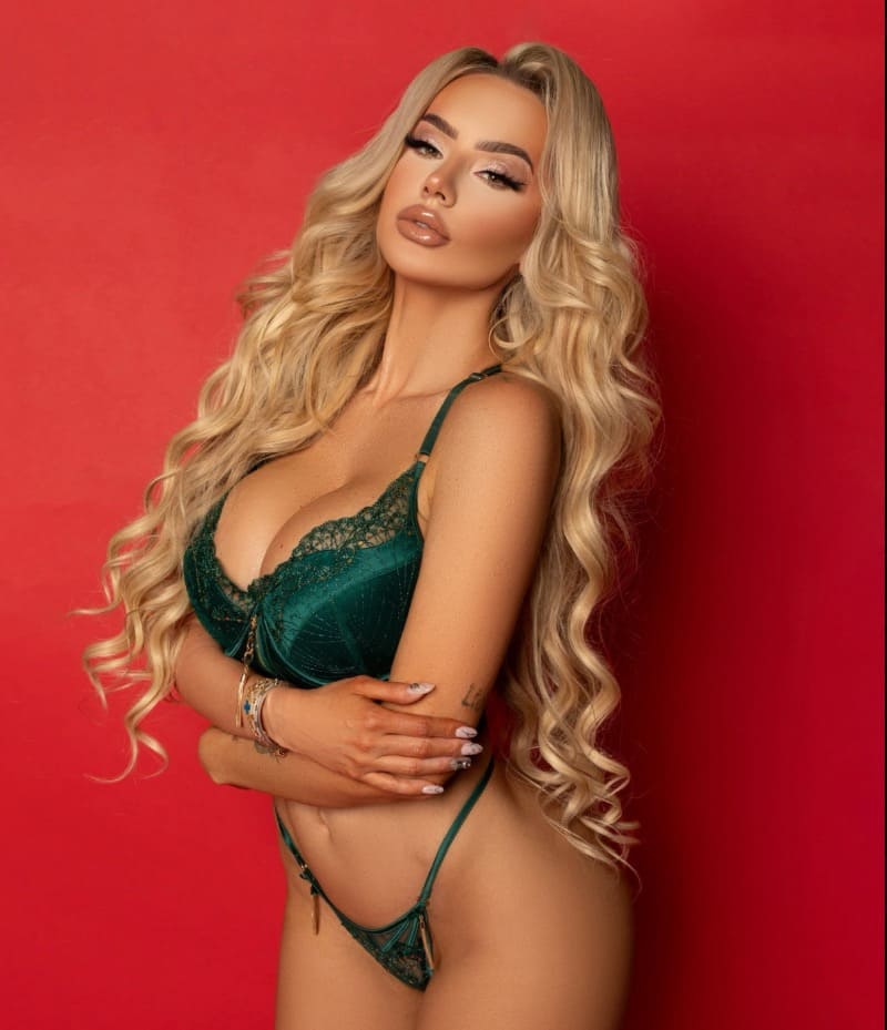 Babe in green sexy bikini