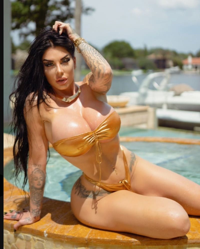 Lindi in sexy yellow bikini