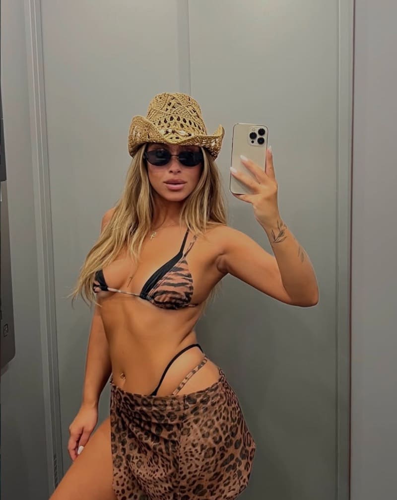 Vanessa in sexy bikin