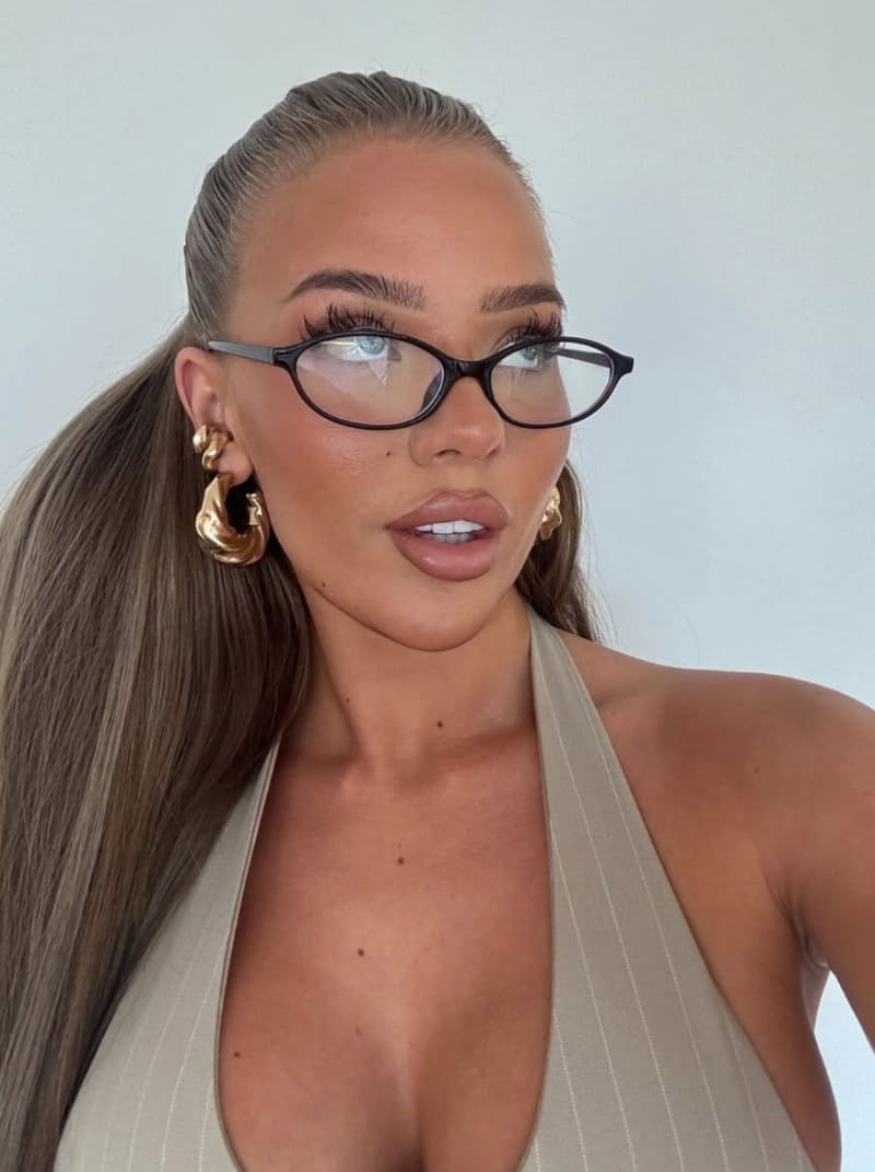 Elaine in sexy nerdy outfit