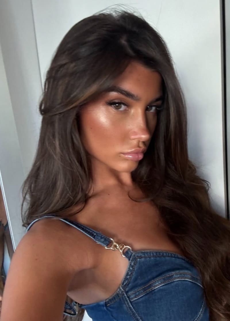 Babe with big tits in jeans