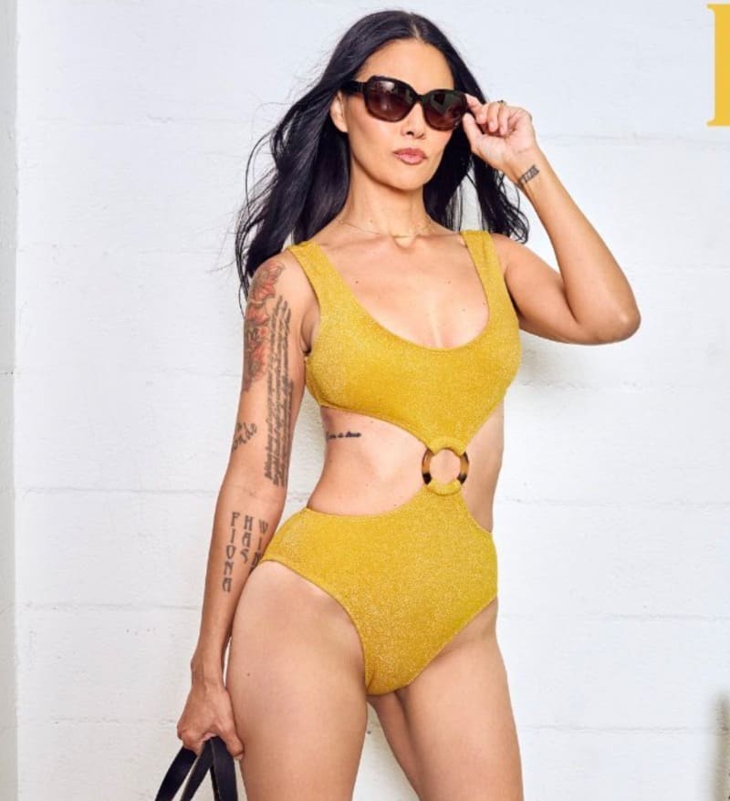 babe in yellow outfit