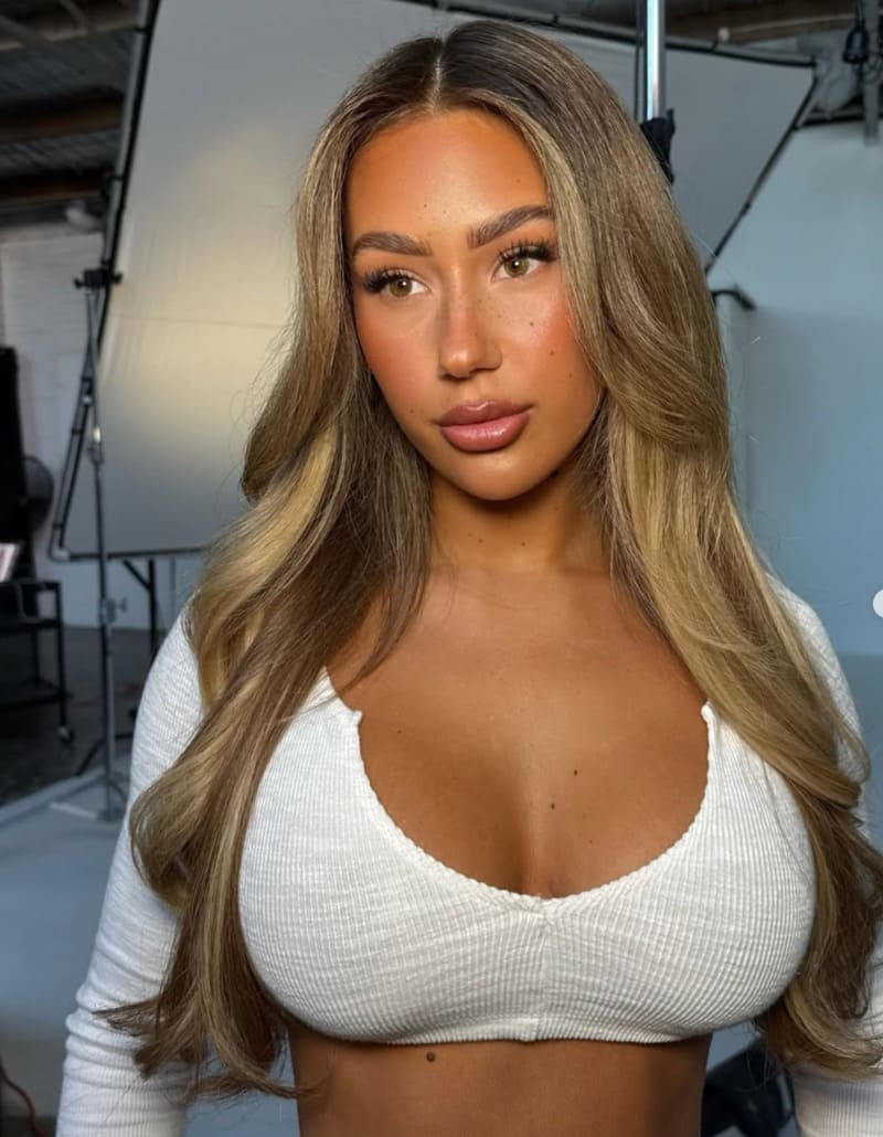 Hottie with big tits in small top