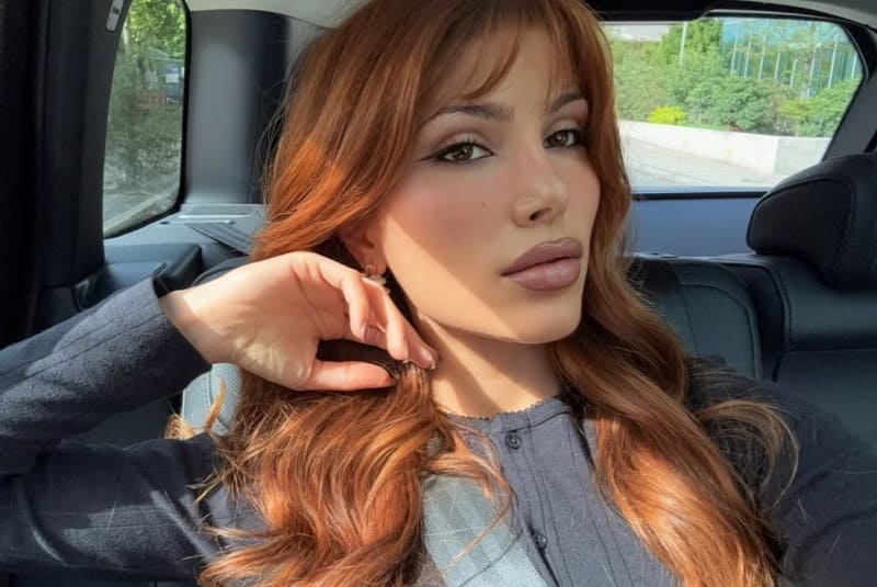 Phoebe with juicy lips in car