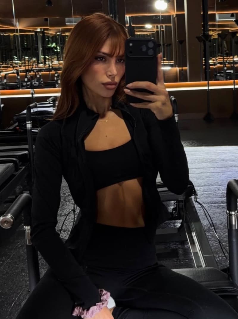 Sexy model takes mirror selfie