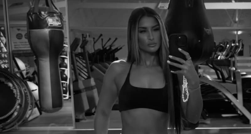 Karolina in sexy gym picture