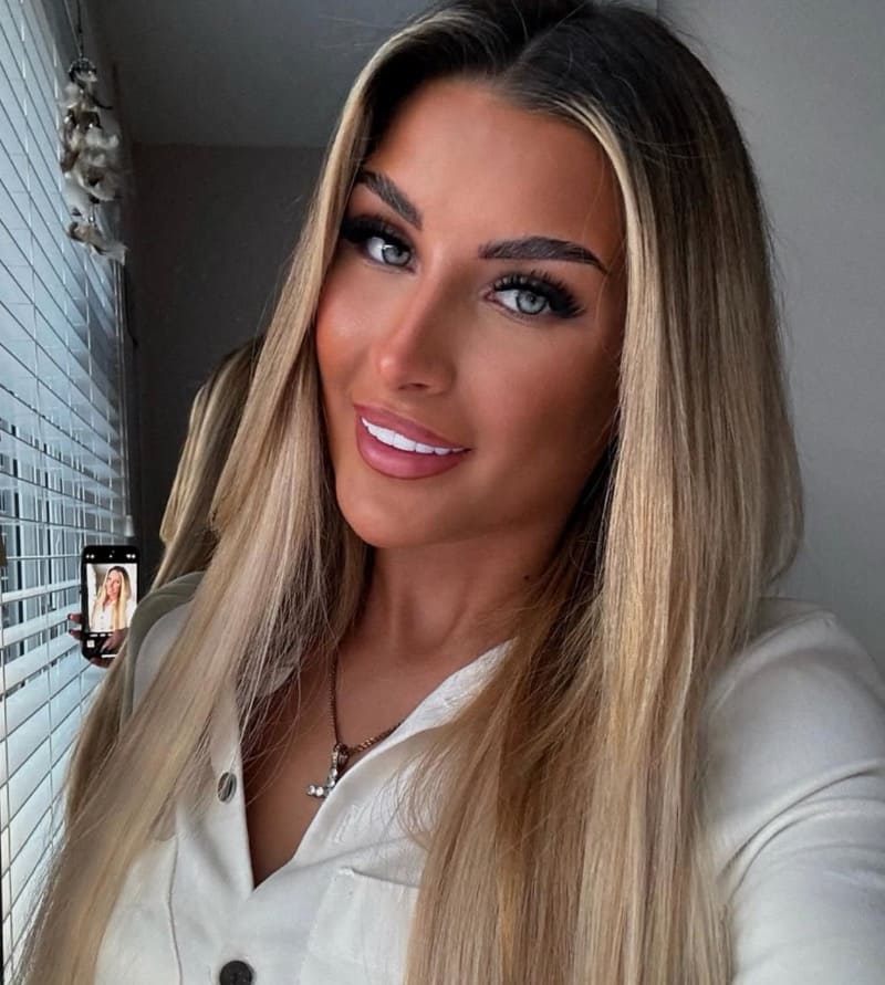 Karolina in sexy outfit