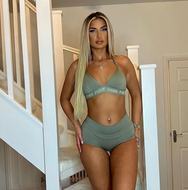 Karolina in sexy green outfit