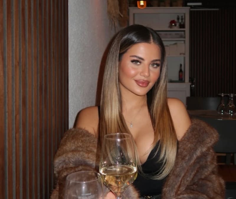 Babe with big tits in tight dress