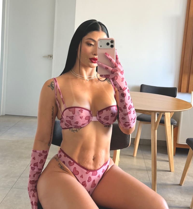 Salome in sexy pink outfot