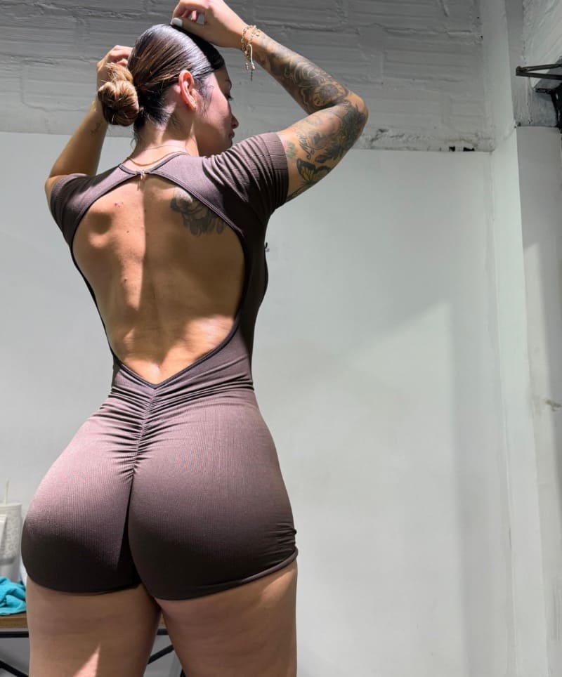 Salome in tight brown outfit