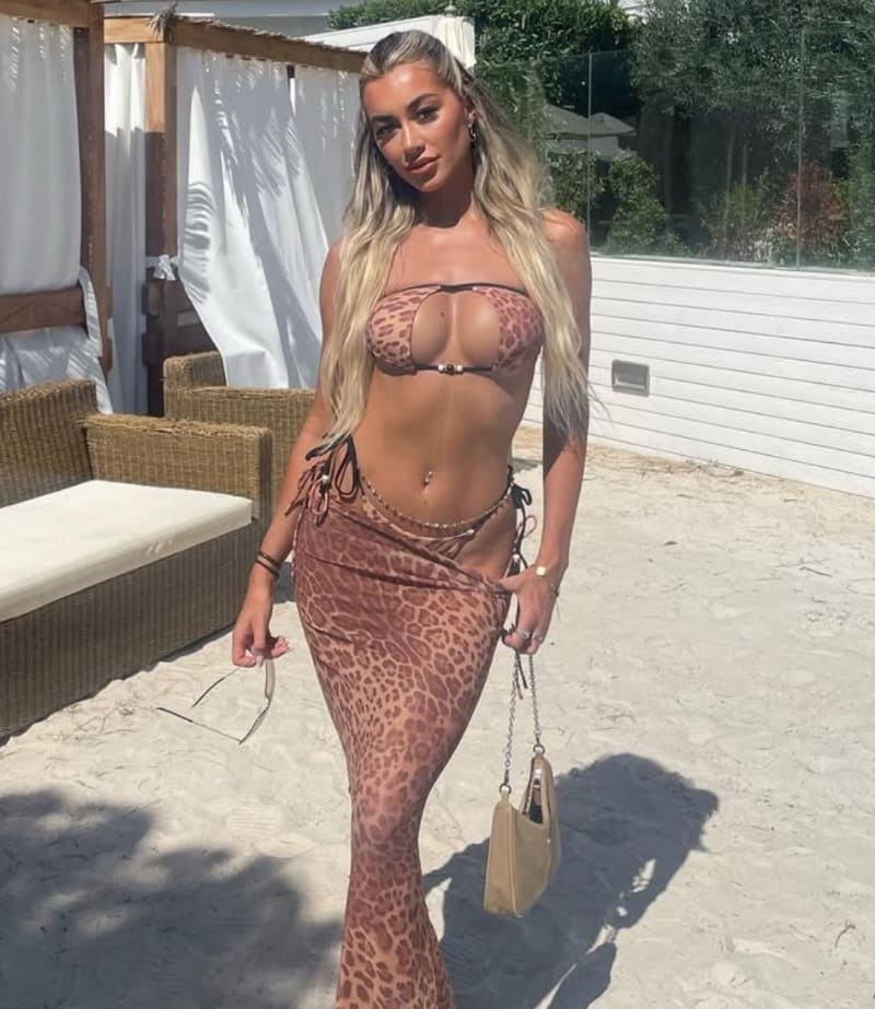 Ellie in sexy bikini