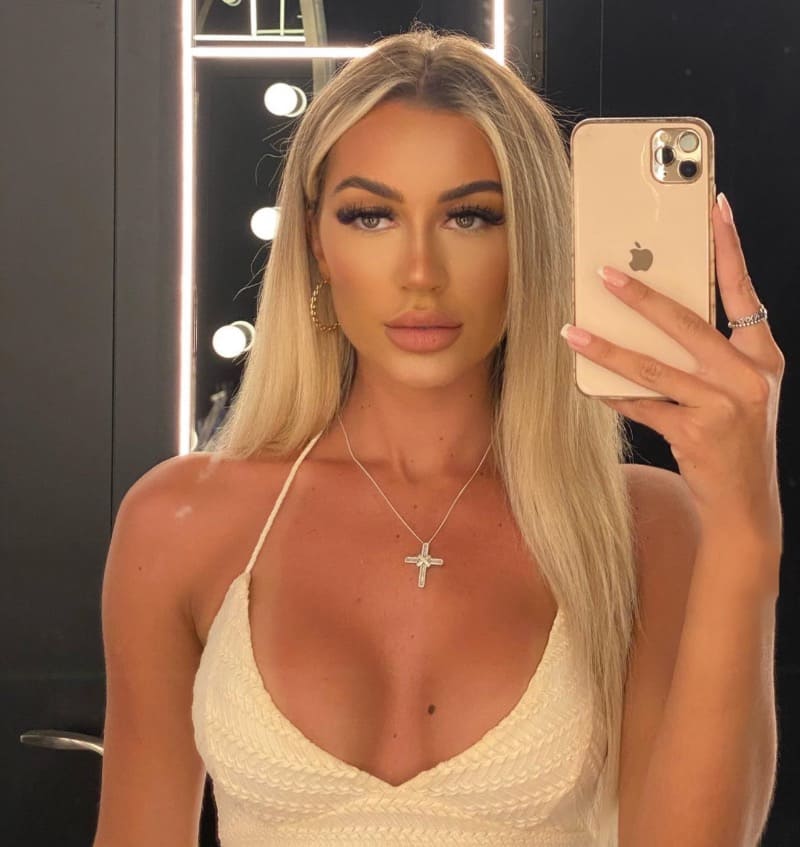 Babe in tight top with nice tits