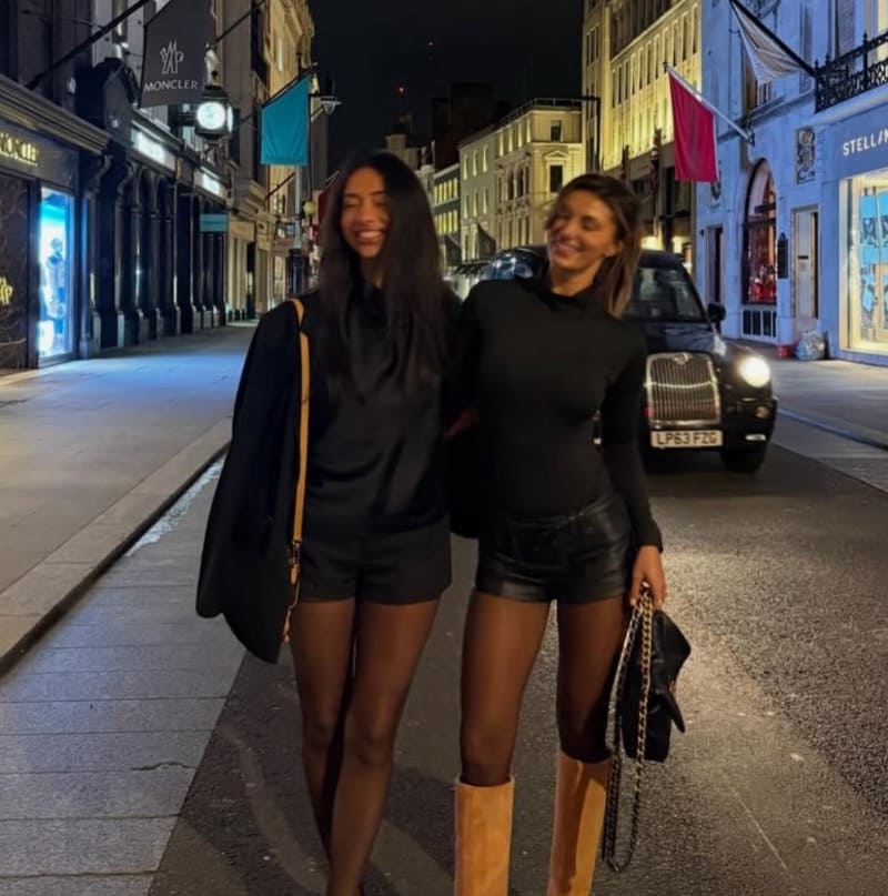 Stella in sexy black outfti