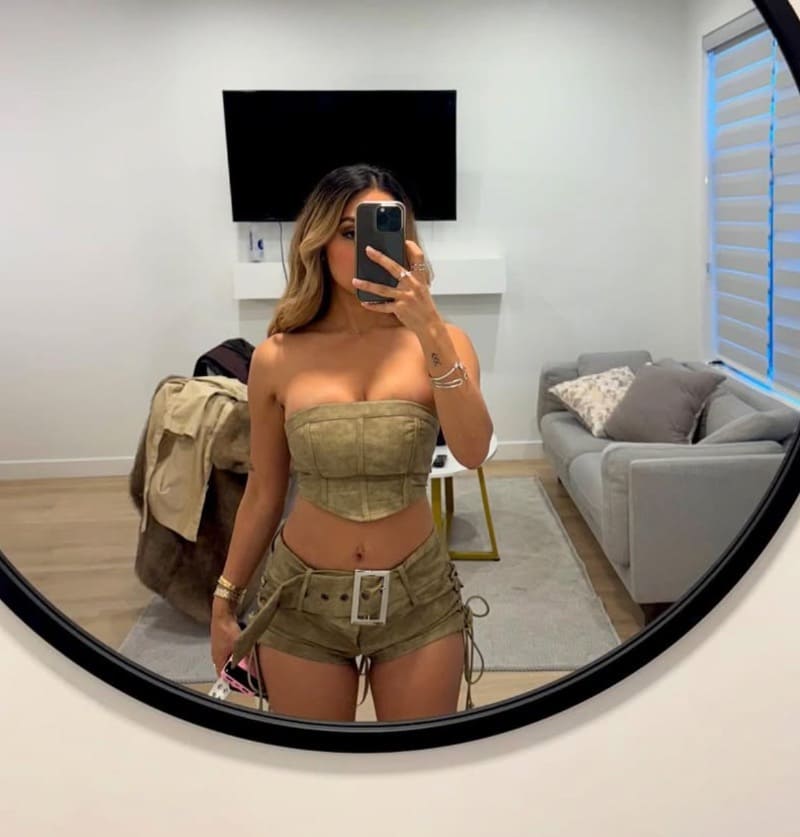 Babe with nice outfit