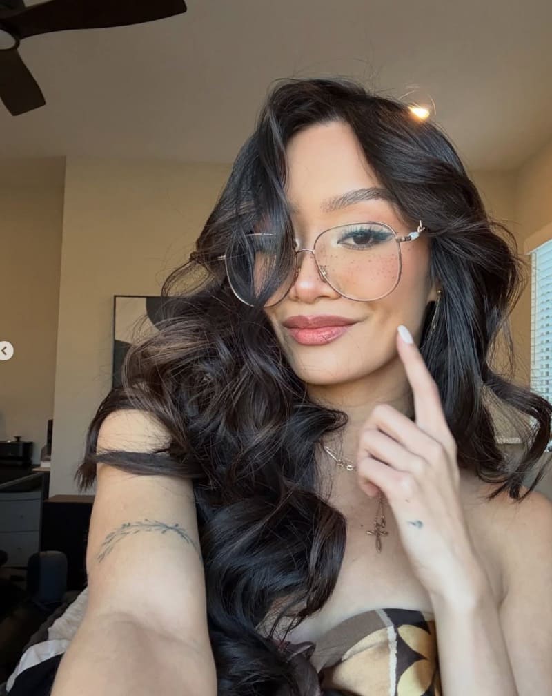 Babe in nerdy outfit