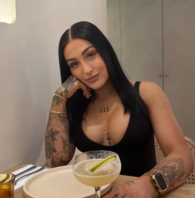 Victoria with big tits