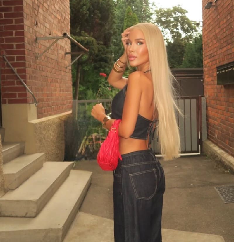 Lisa in sexy tight outfit