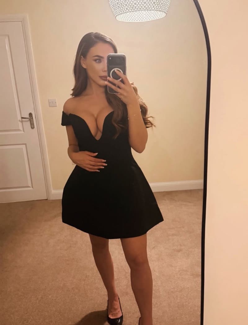 babe with black dress and open shoulders