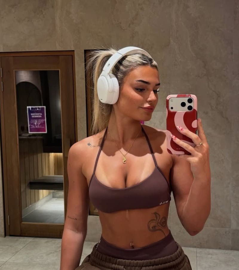 Sam in sexy gym fit