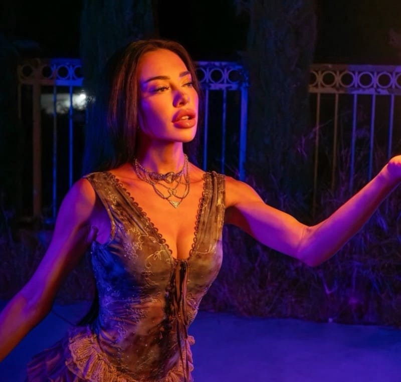 Babe in tight outfit