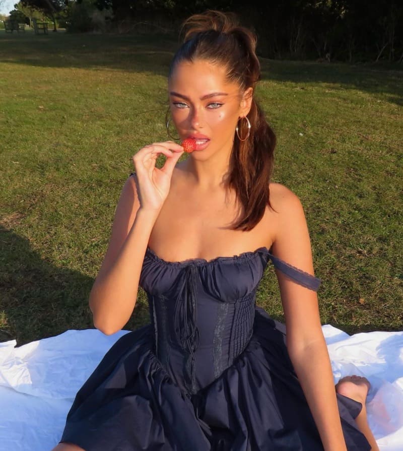 Babe with big boobs on grass