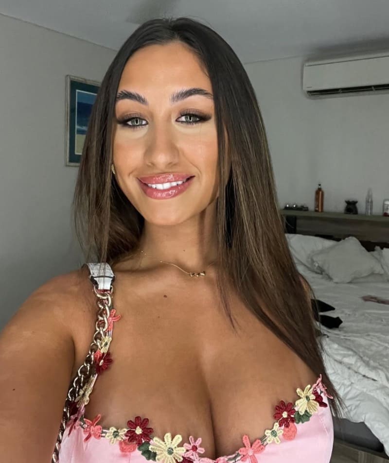 babe with big boobs