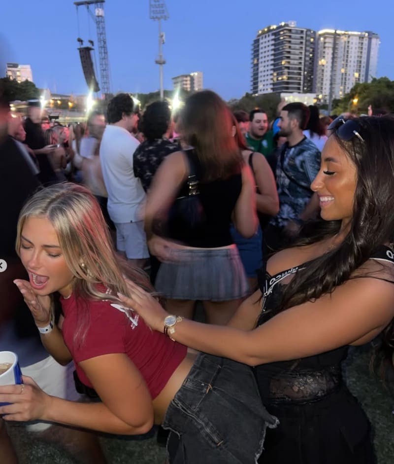 Shakiah grinding with other girl