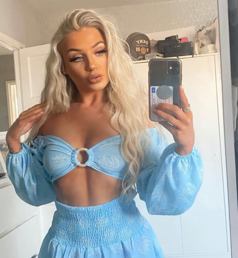 Babe in sexy blue outfit