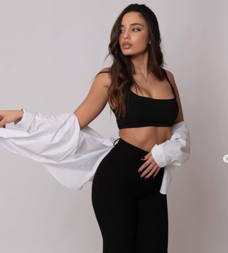 Babe in tight black top with nice cleavage