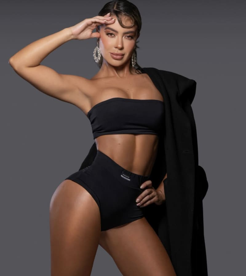 Hot babe with nice tits in black outfit