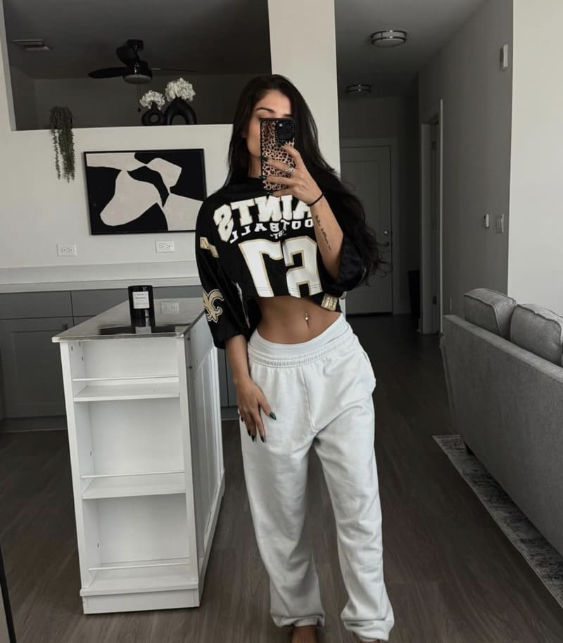 Courtney in tight outfti