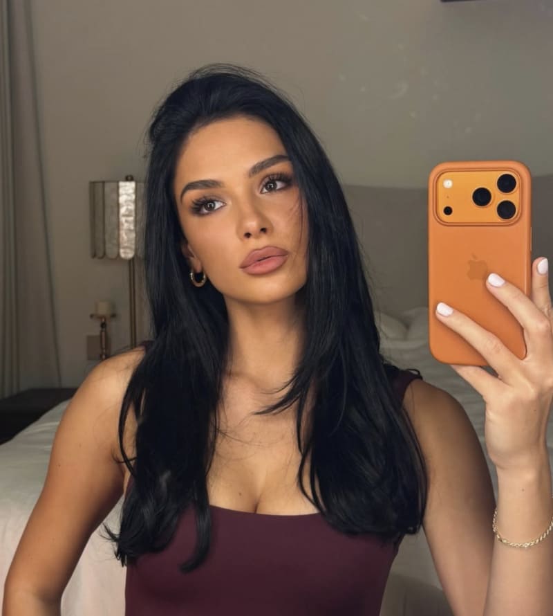 Anja takes selfie with new orange iPhone 17 Pro