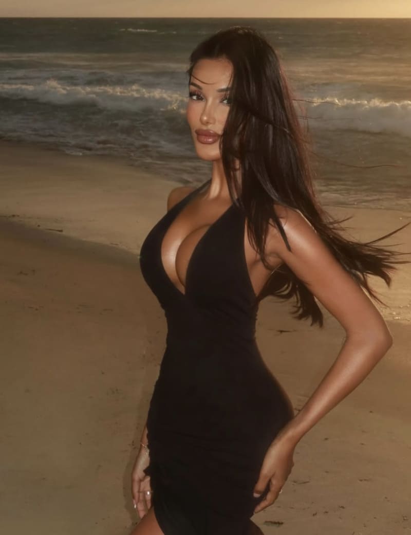 Babe with nice tits in sexy black dress