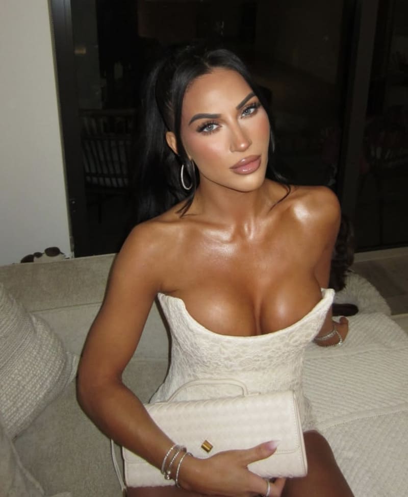 Babe in sexy white dress with big tets