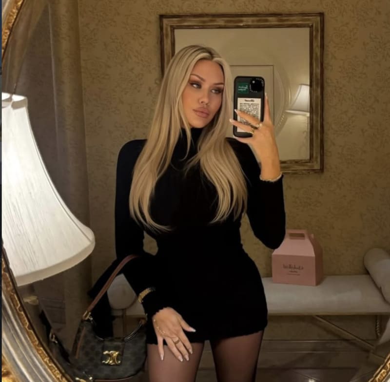 Katie in sexy black outfti