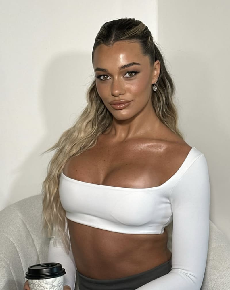 Sexy model with nice tits