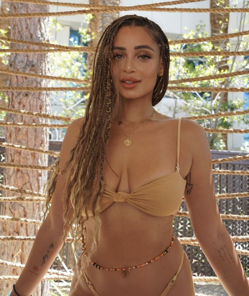 Babe with big tits in sexy outfit