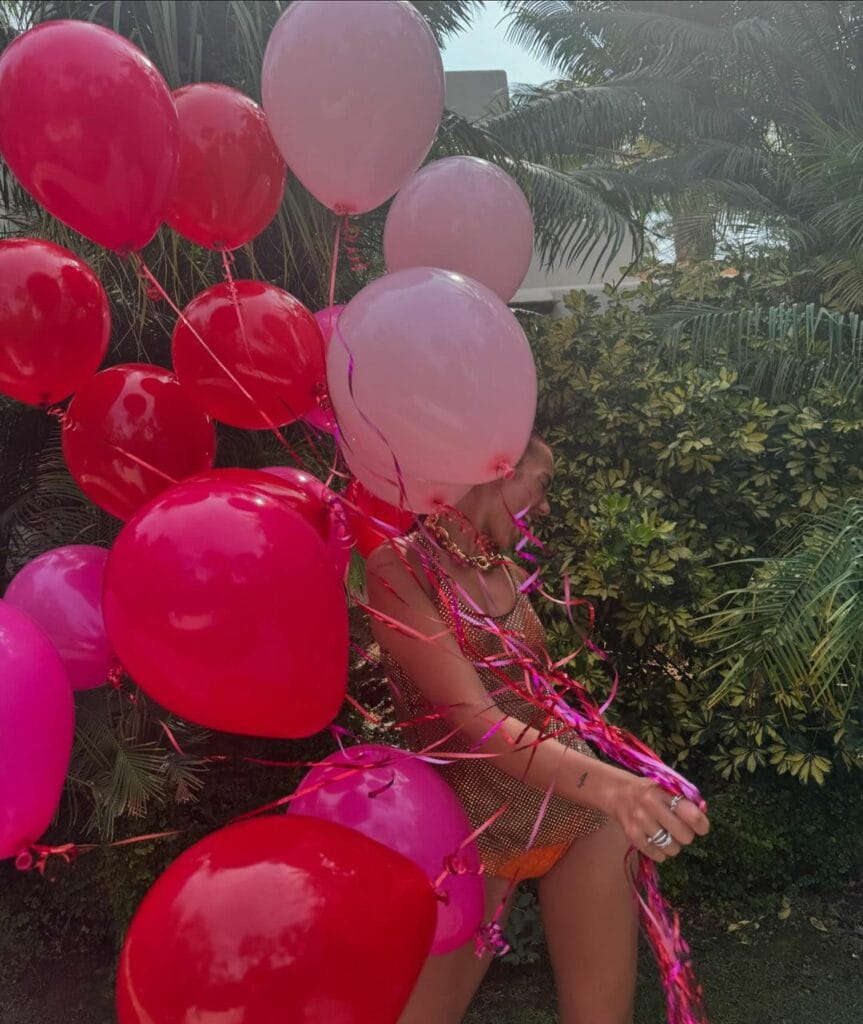 Dua Lipa posando con globos.