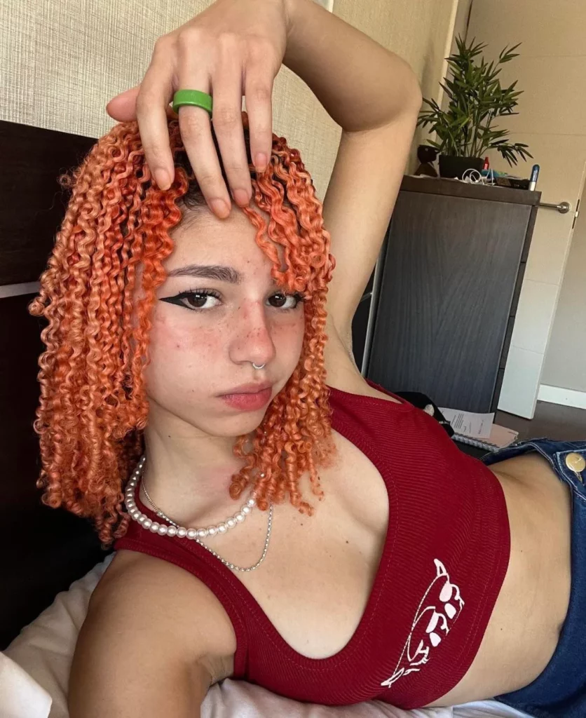 Larissa Kimberly tumbada.