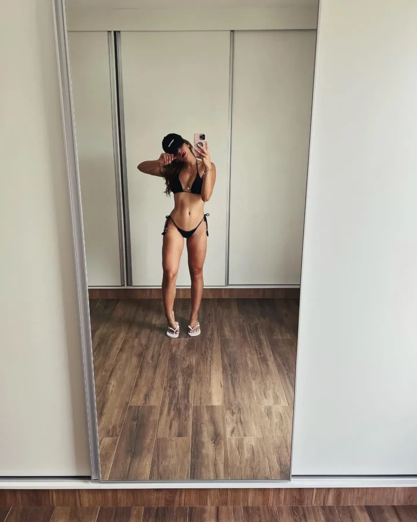 Gabriely Miranda en mini bikini.