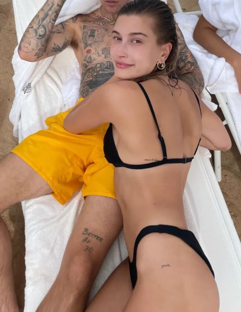 Hailey Bieber encima de Justin Bieber.