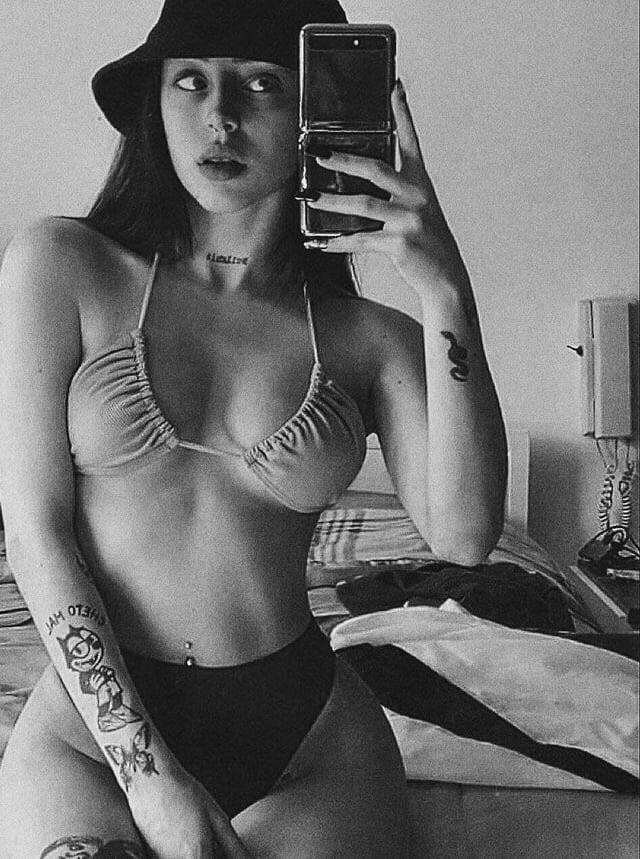Nicki Nicole en ropa de baño sexi.